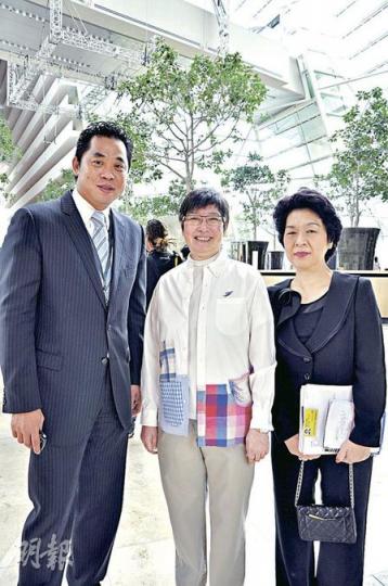 「阿蘇」蘇絲黃（中）現身星洲金沙，佢話唔係出席開幕禮，只係佢同朋友嚟新加坡玩。（陳健佳攝）