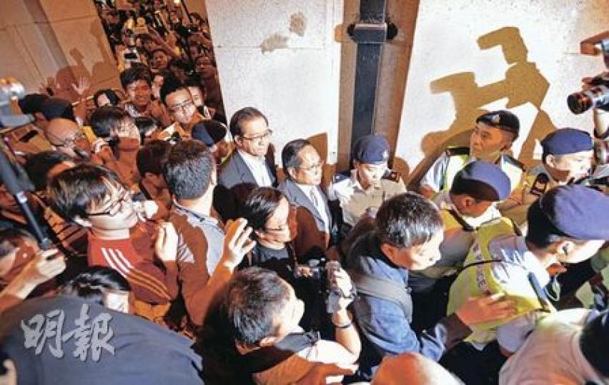 民主黨主席何俊仁(後排中)及一眾民主黨議員離開立法會時,刻意步出面向示威者集會的出口,結果引來示威者追罵,更有人向他潑水。社民連黃毓民其後刻意急步走到何俊仁的右邊身旁,伴他登車。(余俊亮攝) 民主黨主席何俊仁(後排中)及一眾民主黨議員離開立法會時,刻意步出面向示威者集會的出口,結果引來示威者追罵,更有人向他潑水。社民連黃毓民其後刻意急步走到何俊仁的右邊身旁,伴他登車。(余俊亮攝)