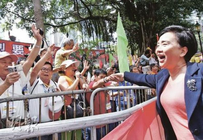 「撐政改」會場有如嘉年華,不單有歌聽、有舞睇,大會甚至送來大批飯盒和礦泉水,讓參加者享用。(李紹昌攝) 「撐政改」會場有如嘉年華,不單有歌聽、有舞睇,大會甚至送來大批飯盒和礦泉水,讓參加者享用。(李紹昌攝)