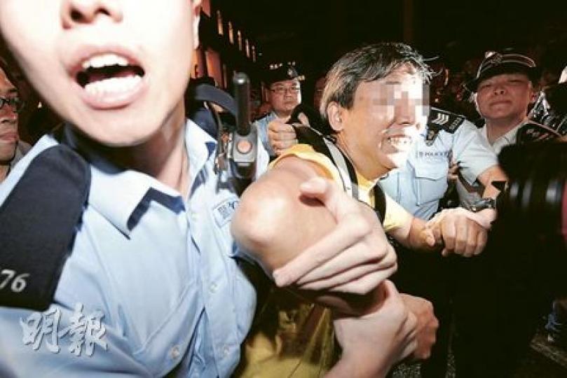 一名52歲楊姓男子(中)涉嫌在立法會外襲擊他人,被警方拘捕。事件中聲稱受傷的83歲和46歲的男子其後送院醫治。(何家達攝) 一名52歲楊姓男子(中)涉嫌在立法會外襲擊他人,被警方拘捕。事件中聲稱受傷的83歲和46歲的男子其後送院醫治。(何家達攝)