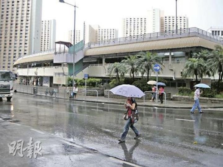 要女兒赤裸身體留在街上的女被告，昨承認虐兒罪後獲准繼續保釋，她離開法庭時用手袋掩面。（梁珮珊攝）