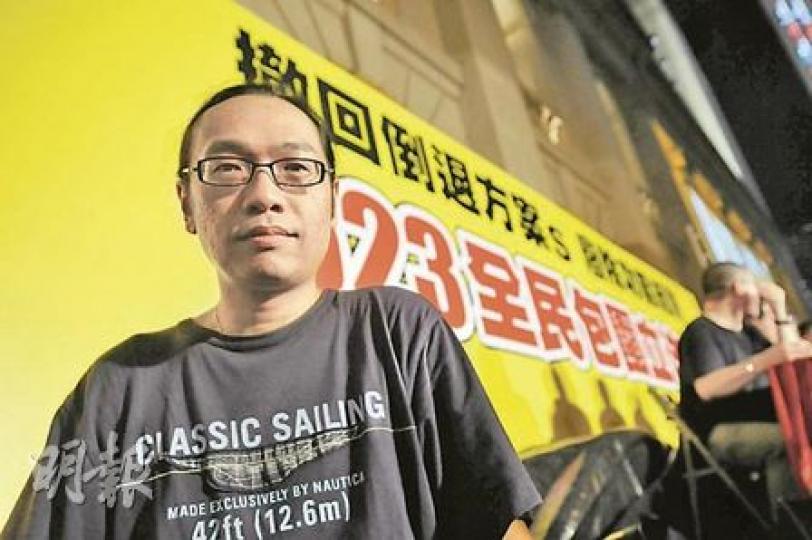 音樂人周博賢用了一夜創作《好在還有你》,在反政改的集會上唱出,「希望大家不要氣餒,來日方長,鬥長命」。(葉漢華攝) 音樂人周博賢用了一夜創作《好在還有你》,在反政改的集會上唱出,「希望大家不要氣餒,來日方長,鬥長命」。(葉漢華攝)