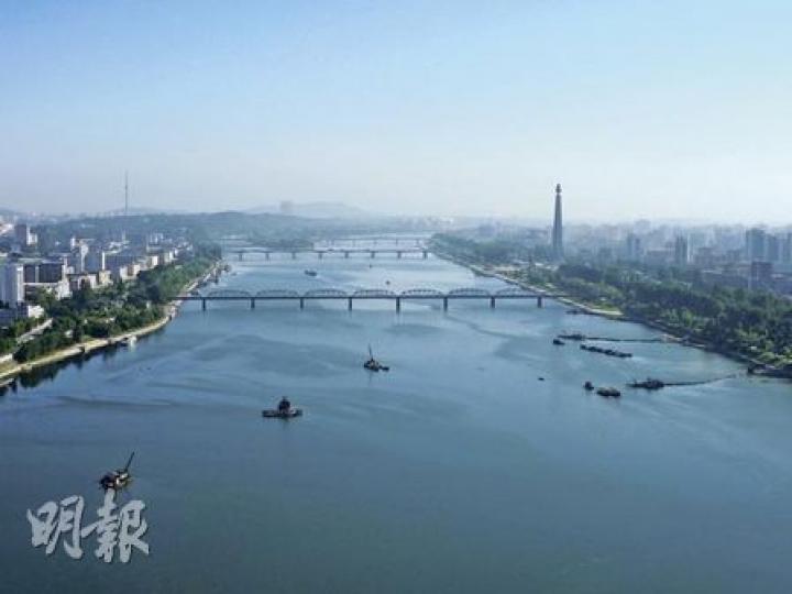 在閱報欄上的朝鮮《勞動新聞》，6個版中有5個都是金正日考察的消息。（明報記者攝）