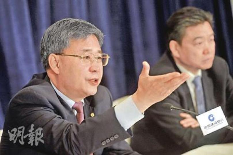 建行董事長郭樹清（左）指供股方案獲批後，將看市况推出，暫無時間表。（朱永倫攝）