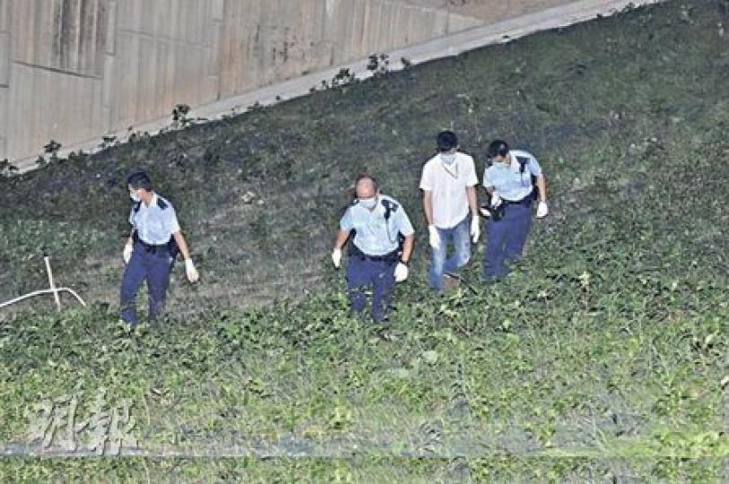 大批警員在發現腐屍現場斜坡搜尋證物。（圖2）為死者關文富。（衛永康攝）