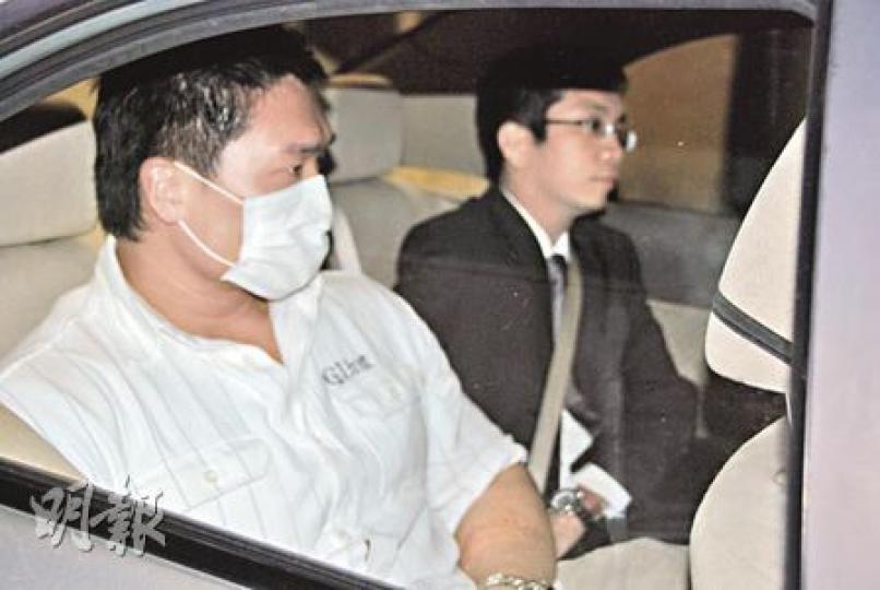 特赦證人林文勝（左）昨在審訊結束後，由廉署人員陪同乘車離開區院。（歐文瀚攝）
