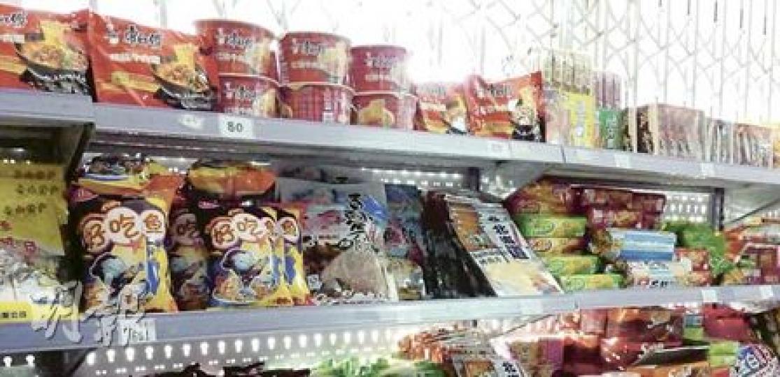 在朝鮮的進口商品店，貨品多來自中國和日本，其中康師傅即食麵售80元朝幣（約5元人民幣）。（明報記者攝）