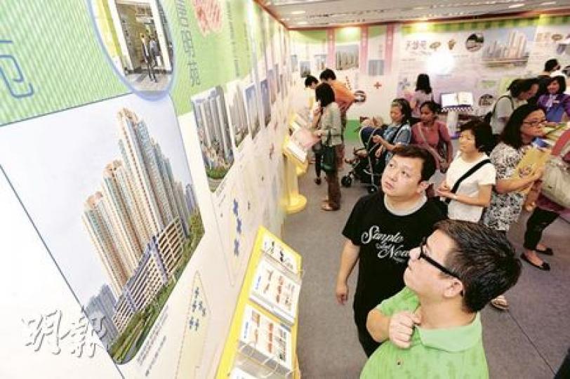 第六期居屋貨尾開始接受申請，約1.3萬名市民昨到過樂富展銷中心或參觀示範單位。圖為市民在樂富展銷中心看出售的居屋資料。（尹錦恩攝）