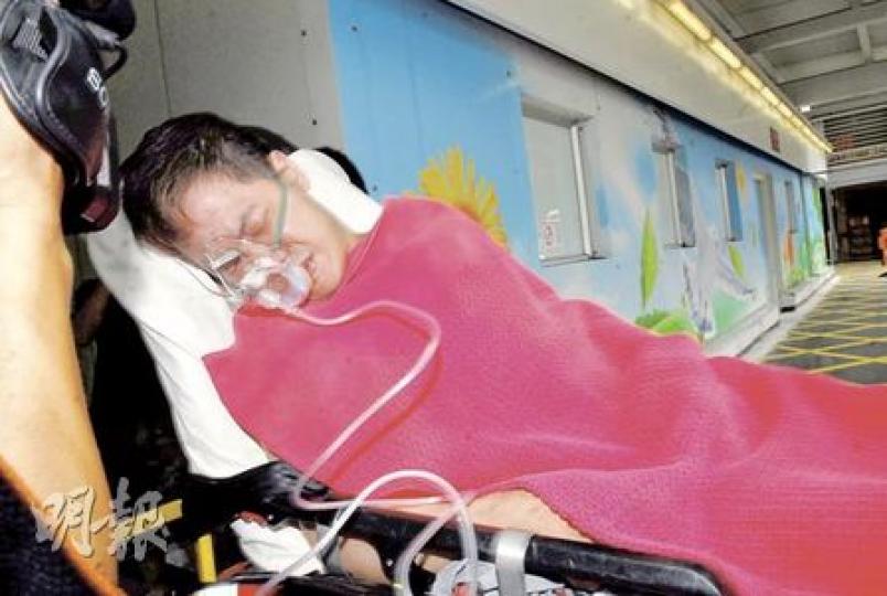 涉嫌用生果刀捅同居男友的女子，昨午被警方拘捕，黑布蒙頭帶署，並被落案控以傷人罪名。（李銘攝）
