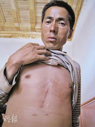 「6．26韶關事件」受難者阿布沙都克的母親每次看到兒子的遺照，都忍不住流下眼淚。（劉洪慶攝）