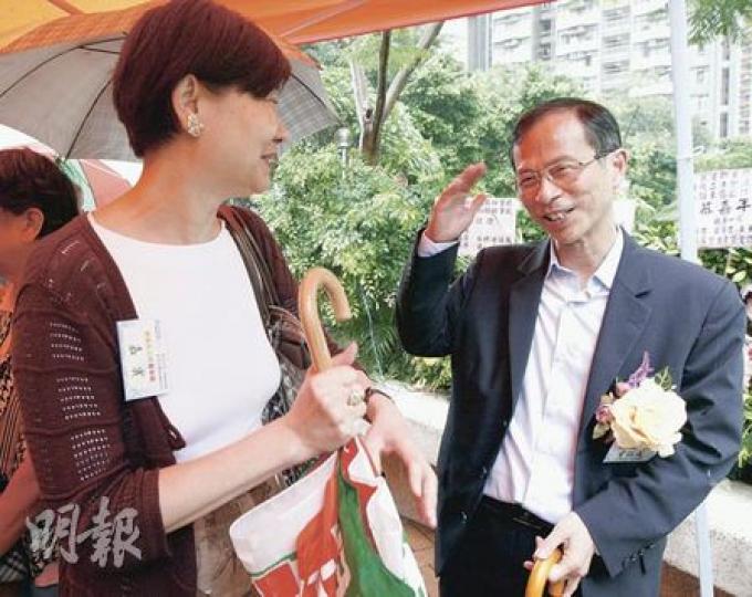 立法會主席曾鈺成（右）與楊位醒的辦事處開幕，公民黨黨魁余若薇（左）、自由黨主席劉健儀等亦有到場恭賀。曾鈺成說，相信在政改本地立法時，無論政府及立法會議員都會按最符合公眾利益的做法處理。（李紹昌攝）