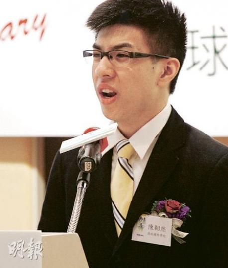 「少年版Kingsley」陳翱然獲選傑出學生，在台上以英文致辭。他原來精通中、英、德、法及西班牙文，只欠3種語言便可完成中一時訂下學好「8種語言」的目標。（李紹昌攝）