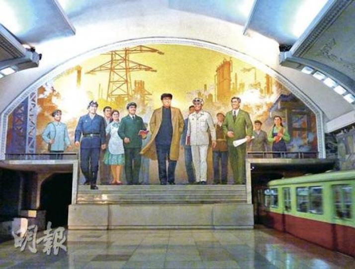 在平壤的地鐵中，一名小男孩好奇地看着記者。（明報記者攝）
