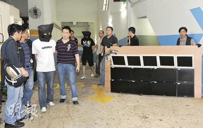 O記探員破獲本地歷來最大外圍波馬集團，在犯罪集團位於九龍灣的「電腦控制中心」內拘捕兩人，檢獲6部電腦及24部顯示屏。（樊銳昌攝）