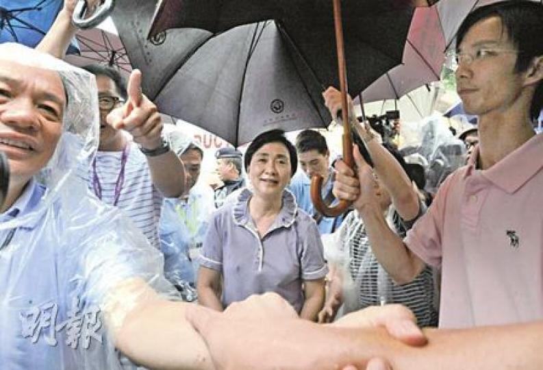 普選聯黃碧雲（左二）及民主黨劉慧卿（右二）出席《城市論壇》時，台下觀眾不時做出反對手勢兼向二人喝倒采。（余俊亮攝）