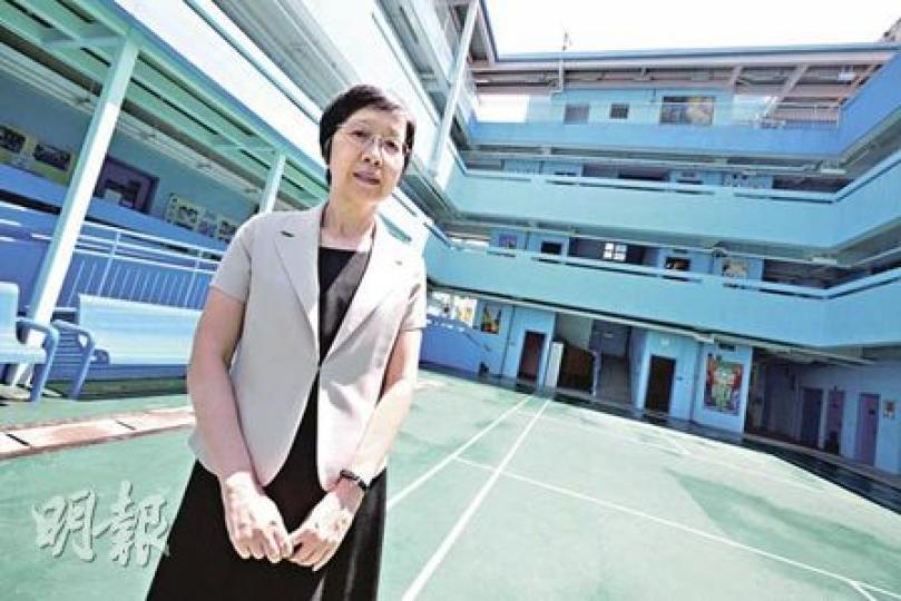 路德會啟聾學校校長吳育珍在該校工作20多年，面對政府連年削資，校方為了節省資源，直言連彩色影印也要限制﹕「巧婦難為無米之炊，寧願左慳右慳，請多個人幫手。」（陳智良攝）
