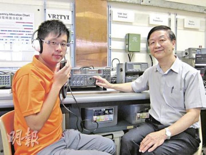 青衣IVE工程學科策劃組項目顧問梁永根（右）及機電工程高級文憑學生梁啟東皆是無線電發燒友，認為無線電所帶來的滿足感，比互聯網更大。（梁偉健攝）