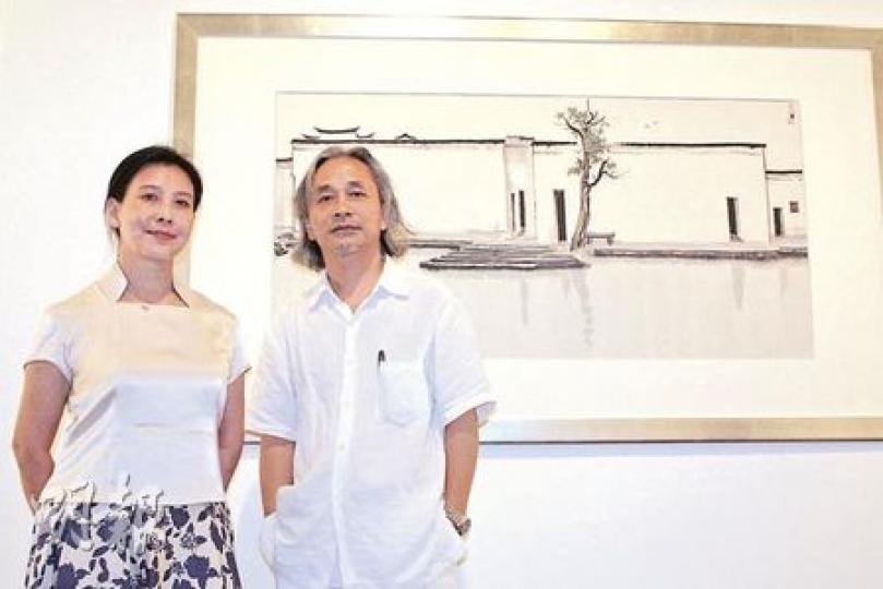 黃小姐和鄒先生昨結伴觀賞吳冠中畫展，鄒先生說背後的《雙燕》充分體現吳冠中所推崇的「形式美」。藝術館把這幅畫放大，放置在展廳入口處的正中央。（洪藹婷攝）
