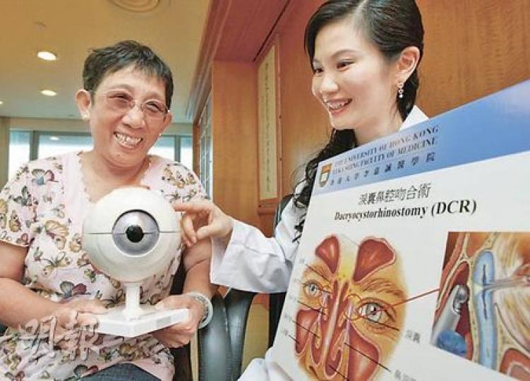 謝女士（左）右眼數年前患上鼻淚管阻塞，常無故流淚影響視力，更連累她在麻將桌上「食詐糊」。由港大醫學院眼科研究所臨牀助理教授余珊（右）替她動手術後，她已擺脫「眼淺」的煩惱。（李紹昌攝）