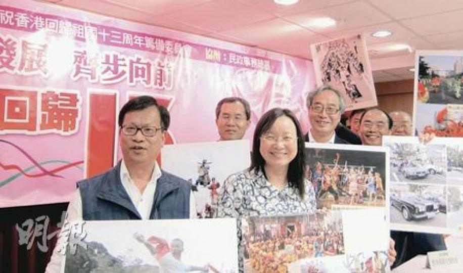 香港各界慶典委員會於回歸日舉行慶回歸大巡遊，表演包括有400年歷史的「湛江人龍舞」、民間藝術「吳川飄色」等。左為委員會主席鄭耀棠。（陳雪玲攝）