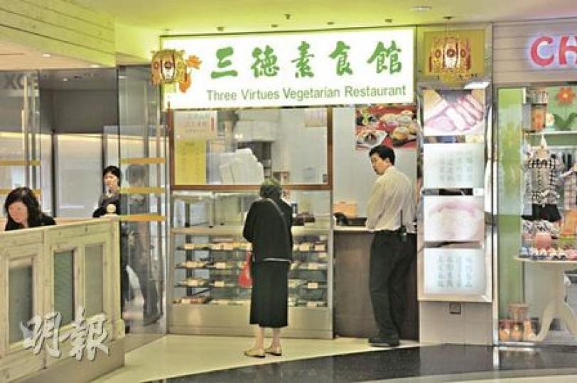 牛頭角上邨常滿樓一家六口前晚進食三德素食館的齋鹵味後,出現食物中毒徵狀,圖中持手機者及其抱着女童,與家中長者均需送院。(胡永輝攝) 牛頭角上邨常滿樓一家六口前晚進食三德素食館的齋鹵味後,出現食物中毒徵狀,圖中持手機者及其抱着女童,與家中長者均需送院。(胡永輝攝)
