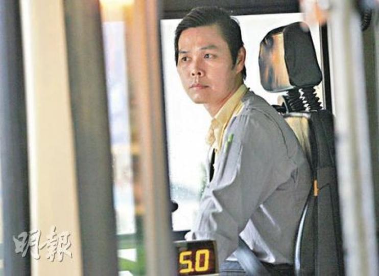 有立法會議員希望，運輸署毋須等2年後才落實讓巴士司機享1小時用膳時間。不過運輸署指出，像九巴要配合這指引要求，須額外聘請及訓練500名司機，故需要較多時間準備。圖為工作中的巴士車長。（林振東攝）