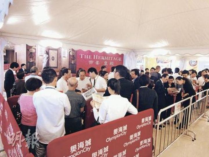昨日雖為平日，但「帝峯．皇殿」仍有不少準買家睇樓。（周偉強攝）