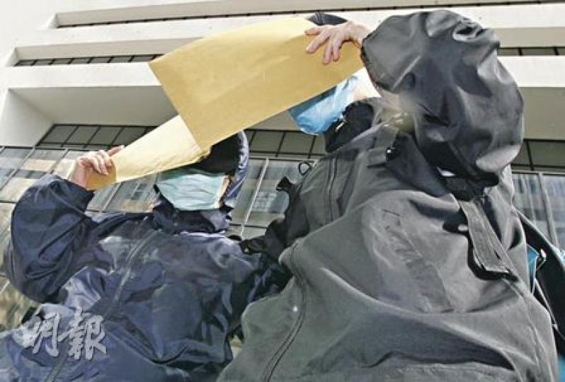 被指協助男友誘騙專上院校女學生「性交驅魔」的女被告黃美燕（左），昨日由兒子（右）陪同離開法院。（林振東攝）
