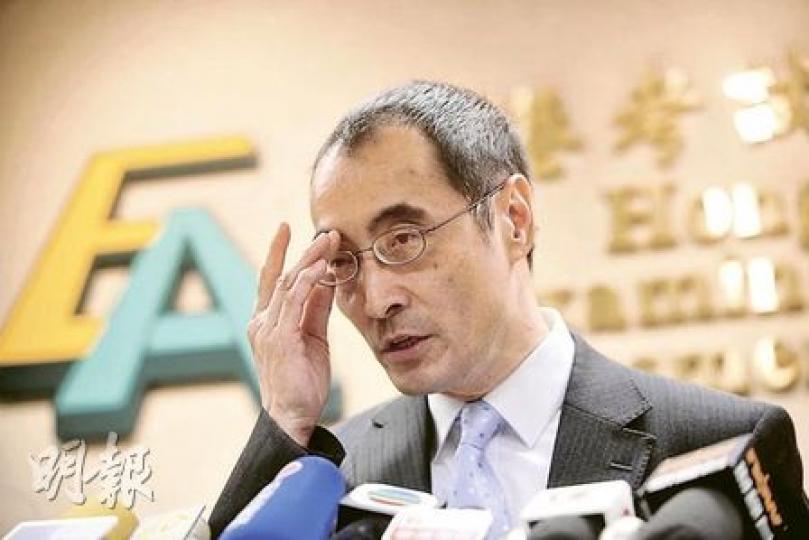 考評局秘書長張永明昨日傍晚第二度召開記者會，證實有高考英文作文科改卷員將考生答題簿視為教材，派發予校內預科生，觸犯考評局保密協議，可能被檢控。（朱永倫攝）