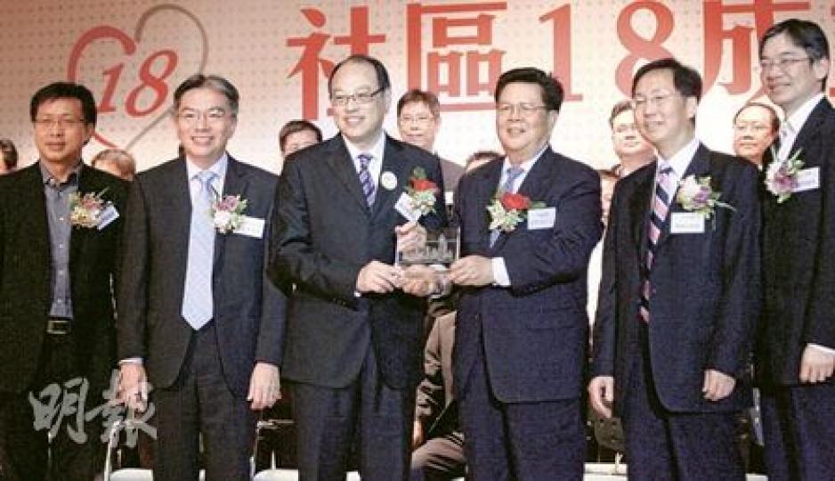 被視為唐英年「家臣」的立法會議員林大輝（左三）牽頭的C18，昨日正式成立，除有30多名區議員擔任成員，亦找來資訊科技界議員譚偉豪（左一）、廠商會會長黃友嘉（左二）、保險界陳健波（右二）及醫學界梁家騮（右一）擔任顧問。中聯辦副主任周俊明（右三）則擔任主禮嘉賓。（郭慶輝攝）