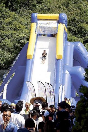海洋公園邀請一班學生試玩水槍戰等遊戲，有高考生稱入場玩一日有助他們放鬆心情迎接放榜。（李紹昌攝）