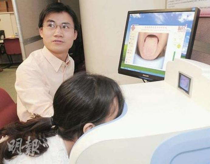 運用「電腦舌象採集與分析系統」,病人只需對着機器伸出舌頭,10多秒便能有診斷結果。(劉焌陶攝) 運用「電腦舌象採集與分析系統」,病人只需對着機器伸出舌頭,10多秒便能有診斷結果。(劉焌陶攝)