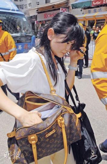 12歲小學畢業生昨午在油麻地校門前過馬路時被貨車撞倒頭破血流，右腳掌險被車輪輾過。（蘇偉明攝）