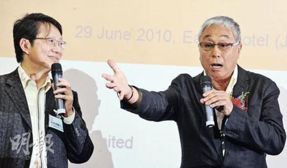 患上弱聽的藝人曾江（右）分享佩戴助聽器的心路歷程時笑言：「如果不戴（助聽器）就聽不見老婆焦姣說話，但有時在家會故意除下，因她要講的，我已經聽了很多年」。在旁的林建輝醫生鼓勵聽障人士及早求助，以免病情惡化。（劉焌陶攝）