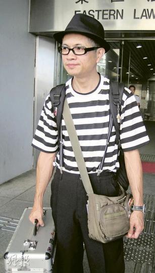 被告蘇春就昨日以在街上表演的裝束出庭應訊。（歐文瀚攝）