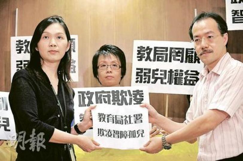 張超雄（右）昨日聯同關注特殊教育權益家長大聯盟成員到申訴專員公署遞信，投訴社署及教育局沒有合適地考慮智障學生的需要，要求妥善安排學生入讀適當的學校類別及停開混合班。（葉漢華攝）