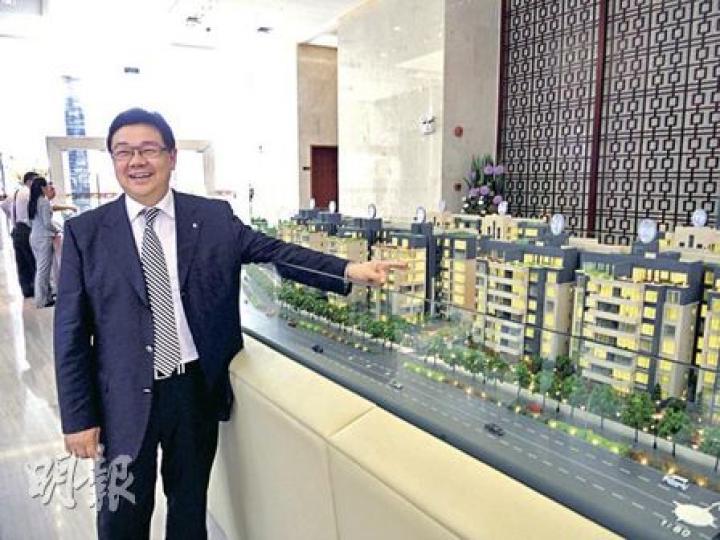 瑞房執行董事及董事總經理李進港昨於佛山嶺南天地銷售中心內，親身落場推介首期的低密度分層住宅特色。（鄧雅各攝）