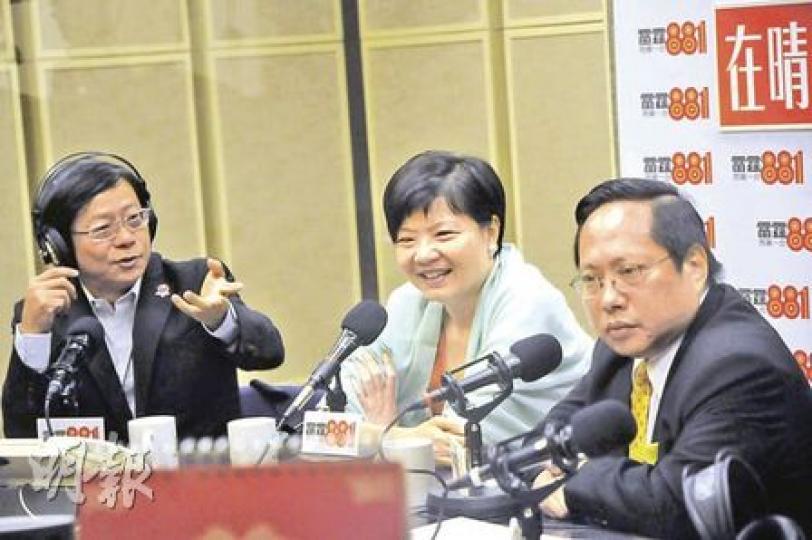 今午將有民陣發起的「七一遊行」,大會向警方申請的遊行人數為5萬人。今年,有團體打旗號要追究民主黨在政改一役支持區議會改良方案,民主黨主席何俊仁(右)昨日出席商台節目時表示,已有心理準備遭反政改人士狙擊,但會坦然面對,他有信心立場不同的人只會「動口不動手」。至於反對政改方案、質疑民主黨「轉軚」的社民連黃毓民(左)表示,不會衝擊民主黨,亦會要求黨員遊行時克制。圖中為公民黨黨魁余若薇。(張智超攝) 今午將有民陣發起的「七一遊行」,大會向警方申請的遊行人數為5萬人。今年,有團體打旗號要追究民主黨在政改一役支持區議會改良方案,民主黨主席何俊仁(右)昨日出席商台節目時表示,已有心理準備遭反政改人士狙擊,但會坦然面對,他有信心立場不同的人只會「動口不動手」。至於反對政改方案、質疑民主黨「轉軚」的社民連黃毓民(左)表示,不會衝擊民主黨,亦會要求黨員遊行時克制。圖中為公民黨黨魁余若薇。(張智超攝)