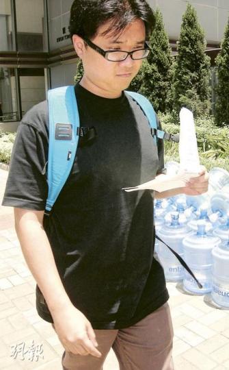 曾是民協黨員的深水埗區議員官世亮（圖），昨以一身輕便裝束出庭，他否認偷去民協三行工人互助工程有限公司逾5萬元。（黃靜雅攝）