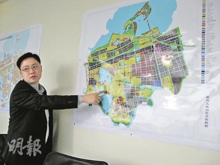 九倉中國地產業務發展經理干則傳在講解公司在蘇州的地產發展策略。（陳小強攝）