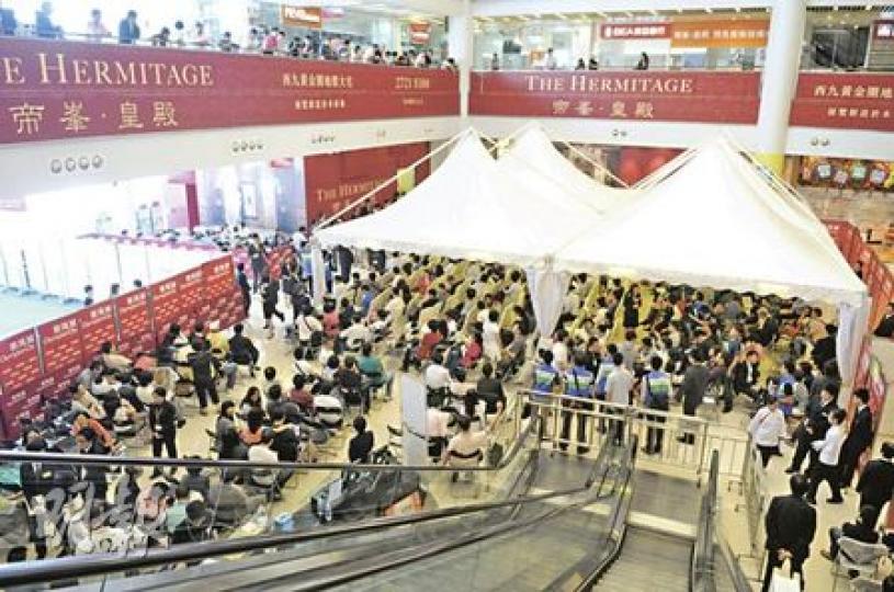 「帝峯•皇殿」昨日次輪銷售，推出130伙於近1小時內沽清；即半小時平均售出65伙，去貨速度甚快；圖為售樓處現場昨日的場面。（陳淑安攝）