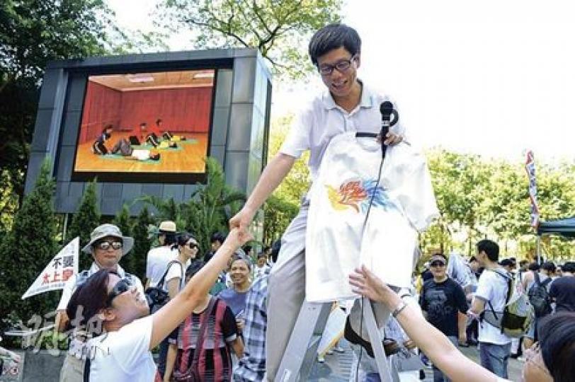 退出民主黨的鄭家富昨日大受遊行人士歡迎，不少人趨前和他握手，稱讚他的退黨行為勇敢。（劉焌陶攝）