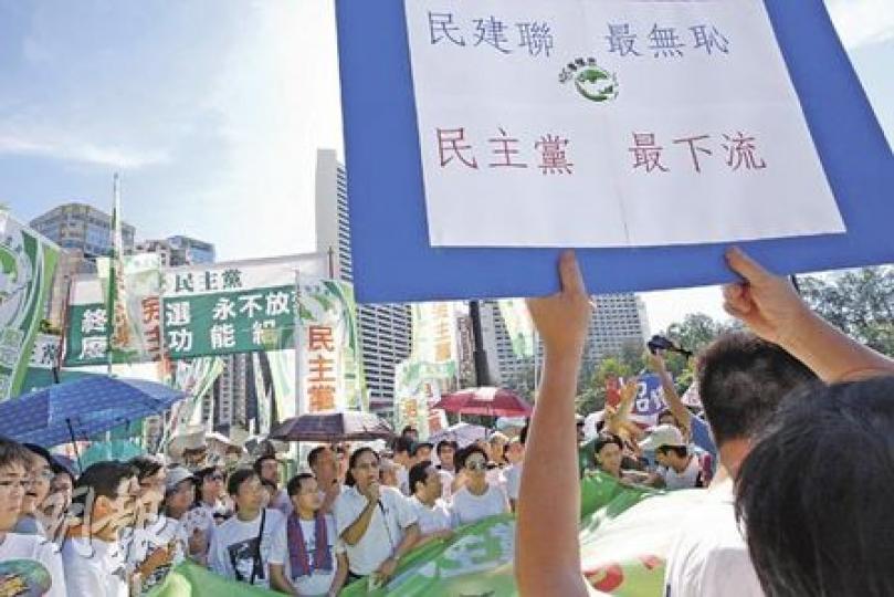  民主黨元老司徒華（前）昨日坐着輪椅、穿上「不到維園非好漢」T恤到維園。示威者站在後面罵他「老人政治」、「你快點去死」；司徒華忍不住與他們舌戰數分鐘。（朱永倫攝）
