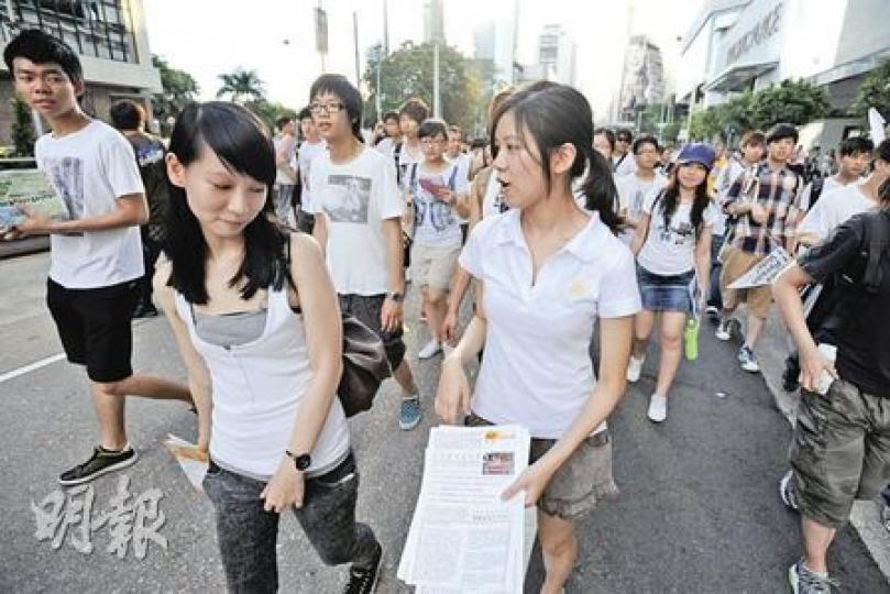 被稱為新一代「民主女神」的周澄，未受「舞女事件」影響，昨日在金鐘街站派發宣傳單張時，不少市民主動要求與她合照。（何家達攝）