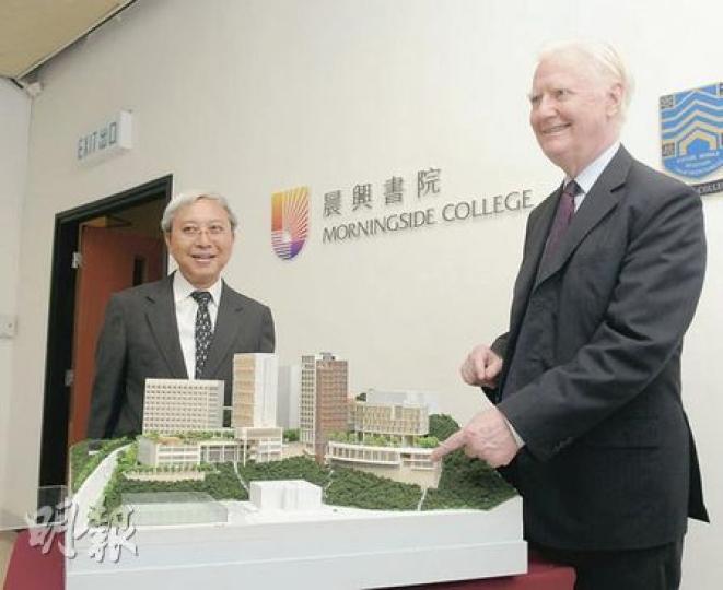 中大晨興書院院長莫理斯（右）及院務委員兼經濟學講座教授廖柏偉（左）簡介新書院落成位置和設計。莫理斯左手所指位置，將會是新院長宿舍。（陳淑安攝）