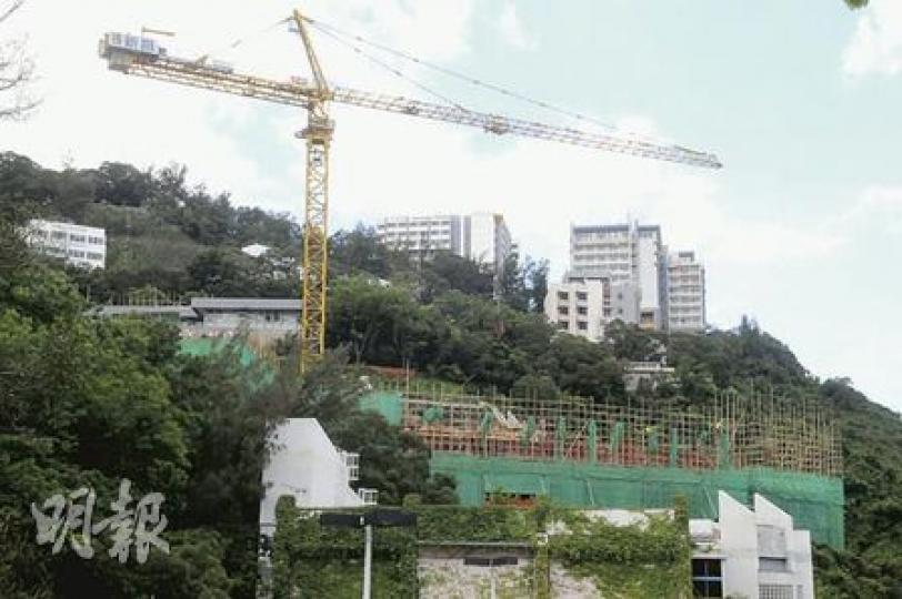 造價1億元的晨興書院依山而建，預計提供300宿位，4年大學生活「全宿共膳」，建立書院文化，大樓預計明年1月落成。（陳淑安攝）