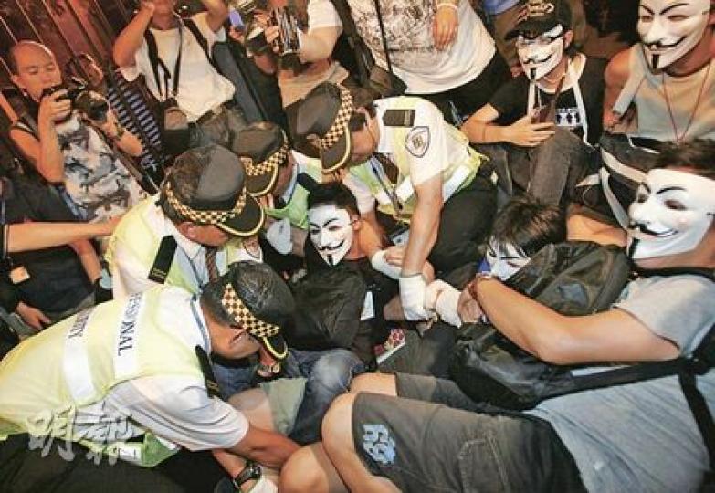 七一遊行完結後，約200多名遊行人士留守政府總部要求和特首曾蔭權對話，當中包括這批戴上「V煞」面具的年輕人。（余俊亮攝）