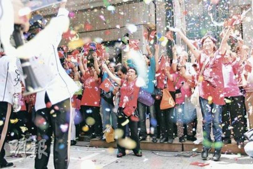 香港回歸13周年，有團體舉辦慶回歸大巡遊，三軍儀仗隊列隊進場後，隨即升國旗及奏國歌。（李紹昌攝）