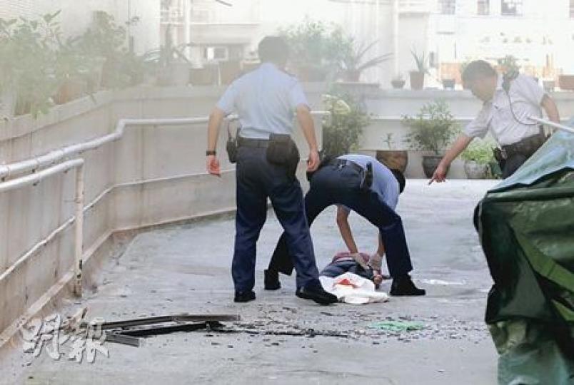 大廈6樓一單位失去鋁窗，警方懷疑墮樓女傭借力抹窗時，窗戶不勝負荷墜下。（李銘攝）