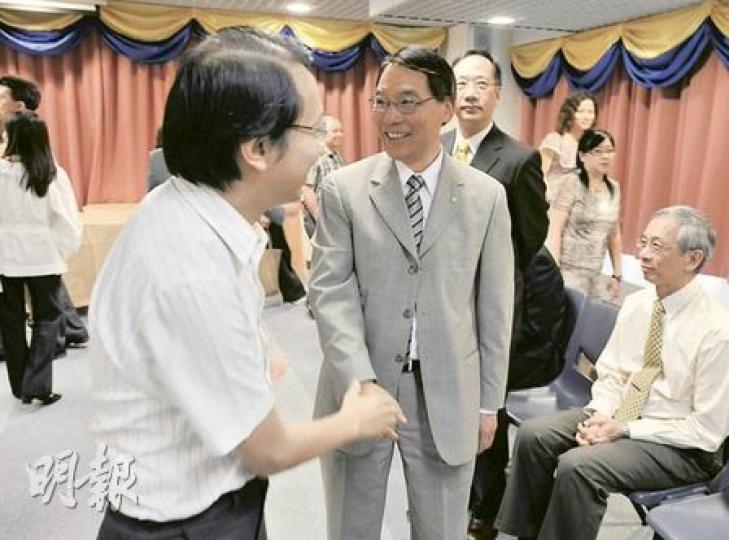 浸大新任校長陳新滋（左二）與浸大工會發言人杜耀明（左一）握手，表示會與工會代表改善溝通，並不介意周日時間與教職員和學生等加強會面。（葉漢華攝）